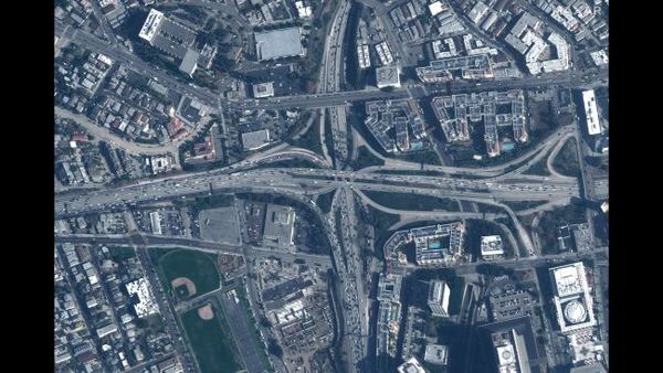 تقاطع إحدى الطرق السريعة في لوس أنجلوس في كاليفورنيا، في 28 يناير/كانون الثاني 2020.