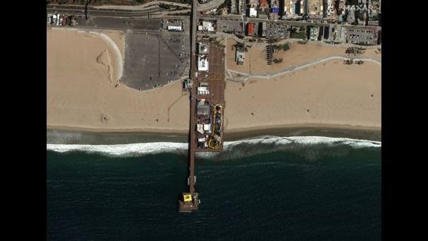 رصيف “بيير سانتا مونيكا” في مدينة سانتا مونيكا في كاليفورنيا، في 22 آذار/مارس 2020.