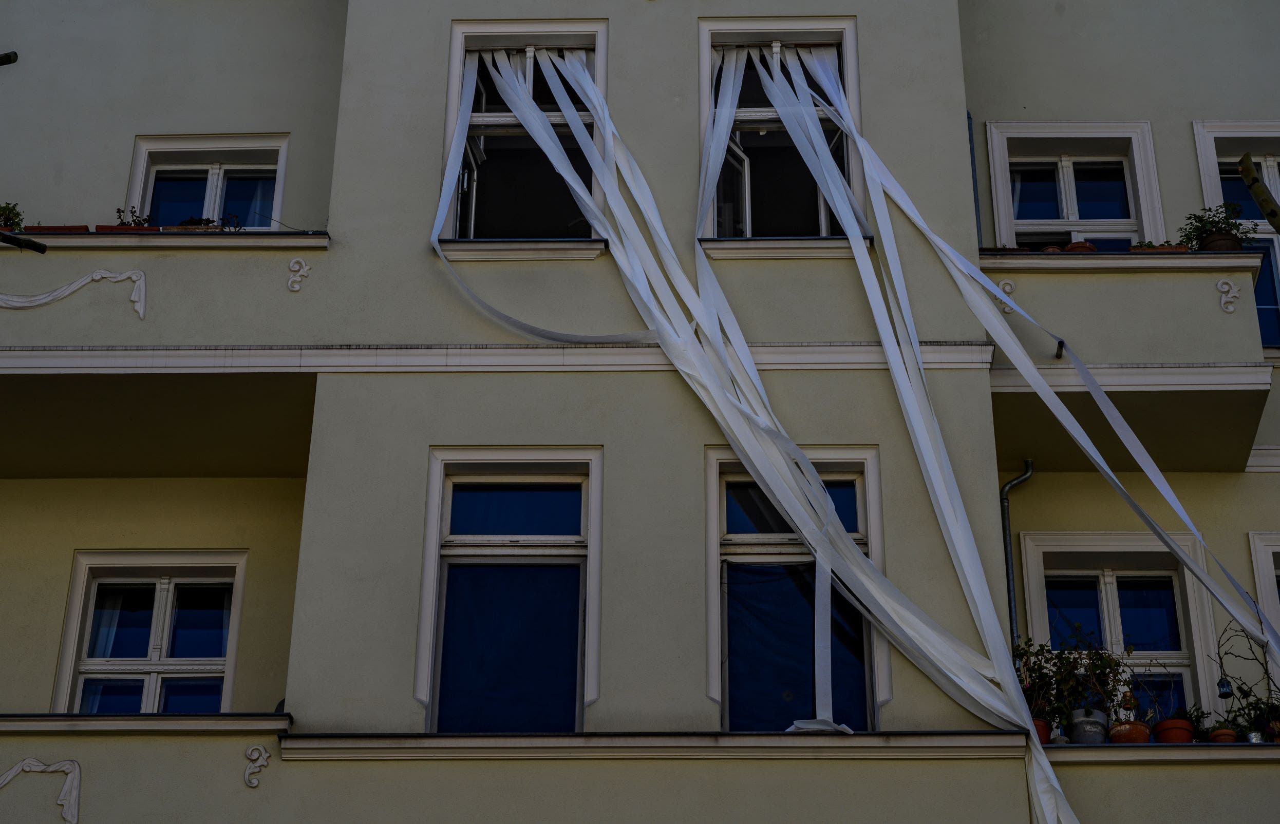 “ارفعوا رؤوسكم”.. كورونا يحول شرفات برلين لأعمال فنية