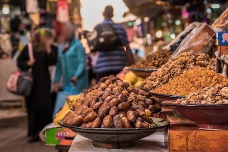 تجار يوفرون “قوام رمضان” .. وسكان البيضاء يتبضعون في “حذر”