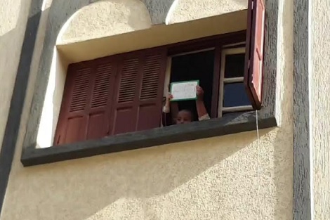 جمعية تقيم عيد ميلاد أمام منزل طفل في خريبكة