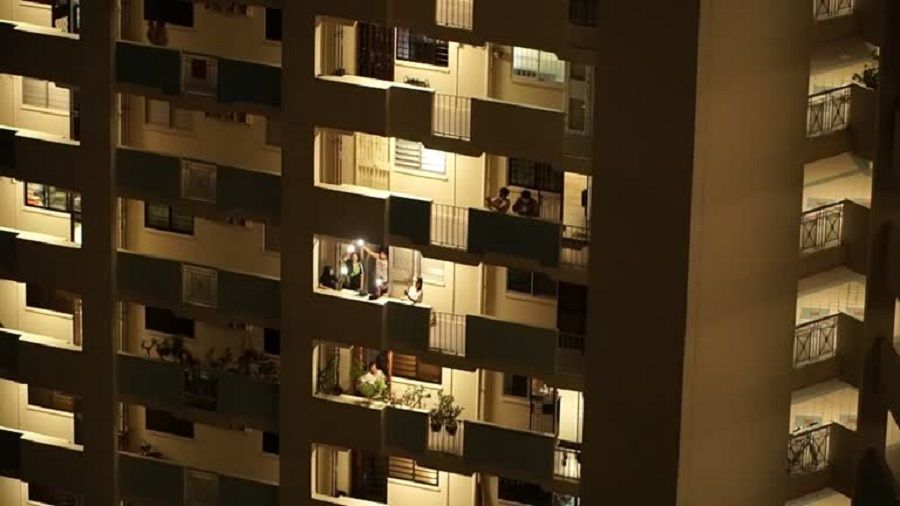 سكان سنغافورة يهتفون لدعم المهاجرين والعاملين في المجال الطبي (فيديو)