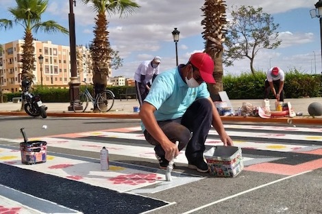 شباب يحوّلون ممرات الراجلين إلى رسومات للتوعية بخطر الجائحة