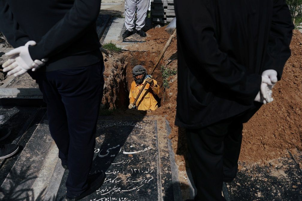 طبيب يكشف كيفية التلاعب في شهادات الوفاة لضحايا كورونا في إيران