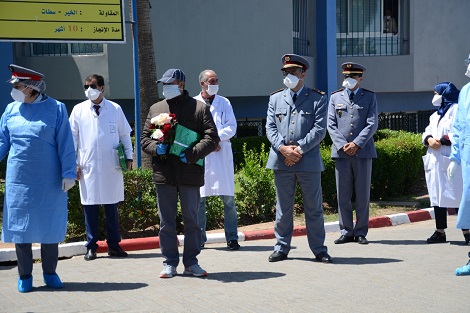 طفل يتقدم متعافين من كورونا في مستشفى سطات