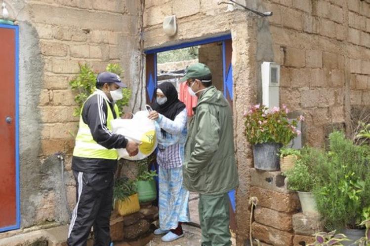 عائلات بليساسفة تتسلم ألفي قفة غذائية برمضان