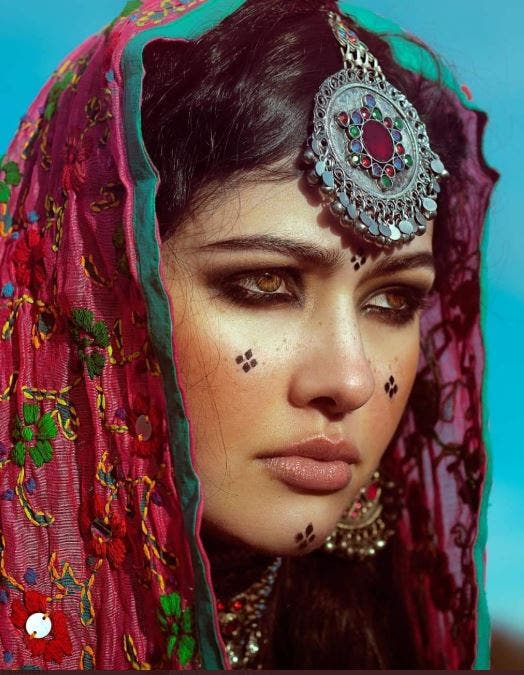 ليلى علوي تنشر صورة شبيهتها.. “يخلق من الشبه أربعين”