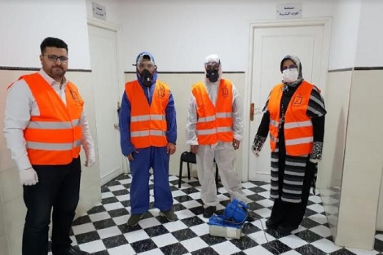 مسؤولة جماعية تتعقب كورونا في شوارع مغوغة