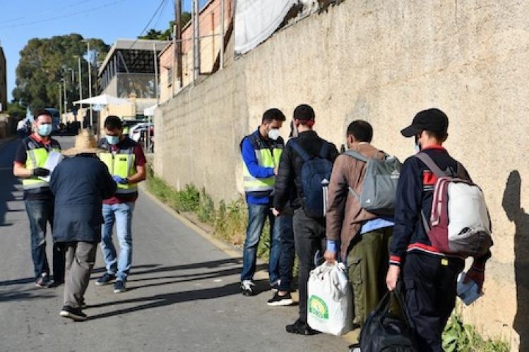 أحاسيس الفرح والحزن تختلط في عملية ترحيل عالقين بسبتة المحتلة