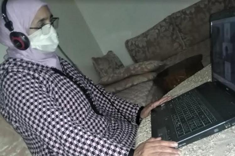 أستاذة تُخاطر ببصرها لتُدرّس عن بعد في خريبكة
