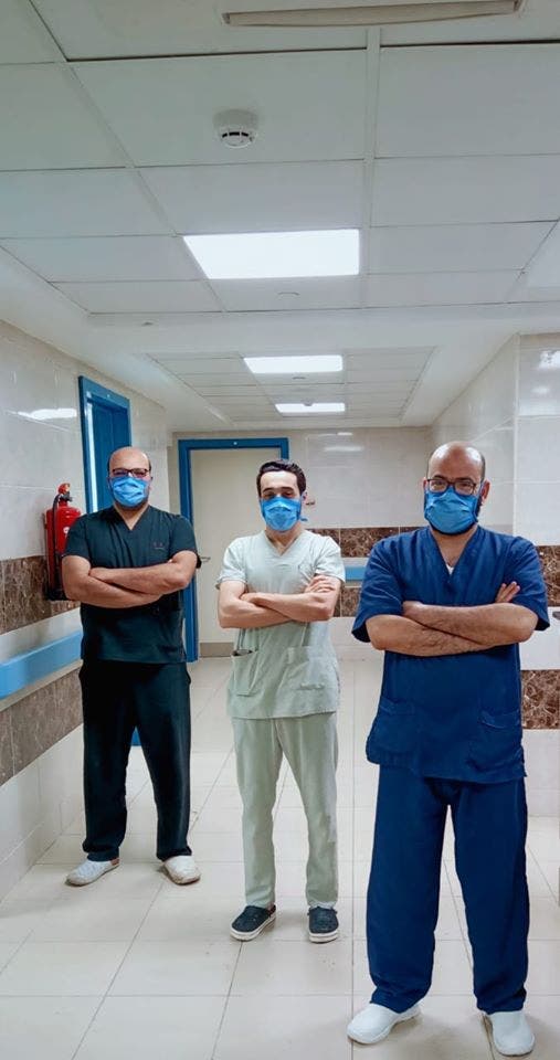 أعراض غامضة وحالات حرجة.. أطباء مصريون يروون عن كورونا