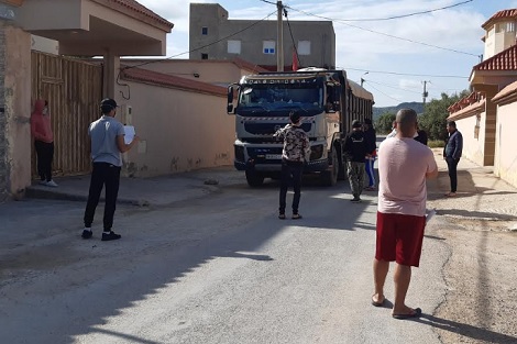 احتجاج ضدّ “خروقات” شاحنات نقل الرّمال بالنّاظور