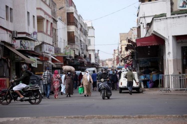 التسوق قبل يوم العيد يخرج سكان الأحياء الشعبية