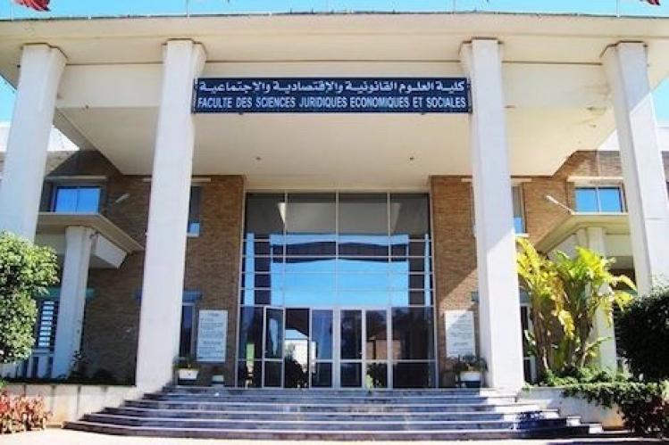 الحكومة تفكك عددا من كليات الآداب والحقوق