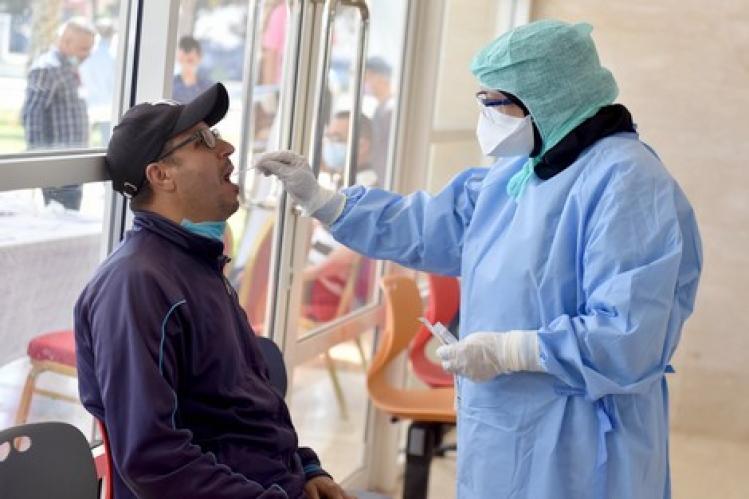 السلطات تُحاصر “بؤر كورونا” بتعميم التحاليل بالوحدات الصناعية