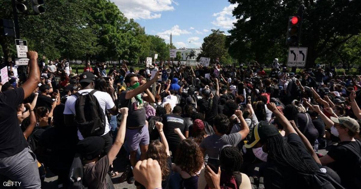 الغضب يجتاح أميركا.. طوارئ وحظر تجول وآلاف أمام البيت الأبيض