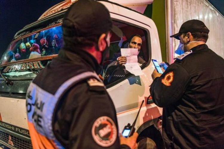 المغاربة يلتزمون بالحجر الصحي .. ونصفهم لا يتوفر على الكمامات‬
