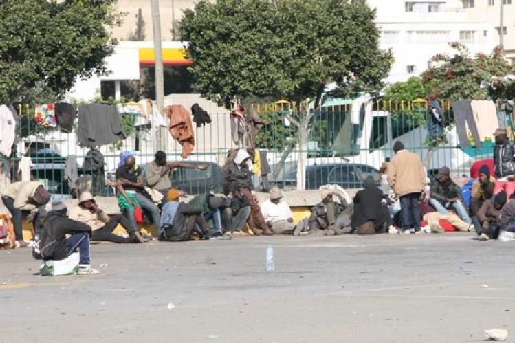 تجمهر مهاجرين غير نظاميين يثير مخاوف بالبيضاء