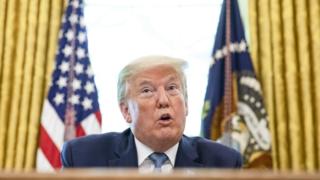 ترامب وتويتر: لماذا ارفق تويتر تغريدة ترامب بتحذير يدعو لتقصي الحقائق بشأنها؟