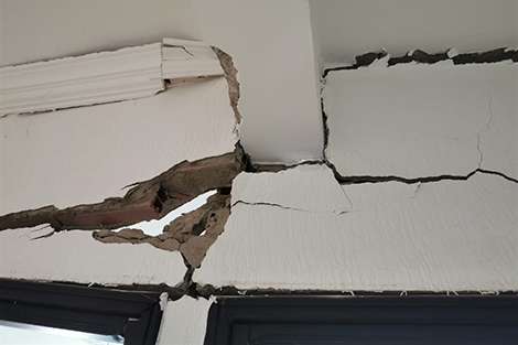 تصدعات جدران وأرضيات شقق سكنية تثير استنفارًا في مدينة تازة