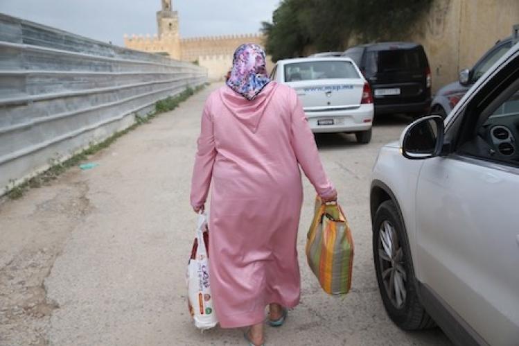 ساكنة ألنيف تدعم الفقراء بقفف غذائية خلال رمضان