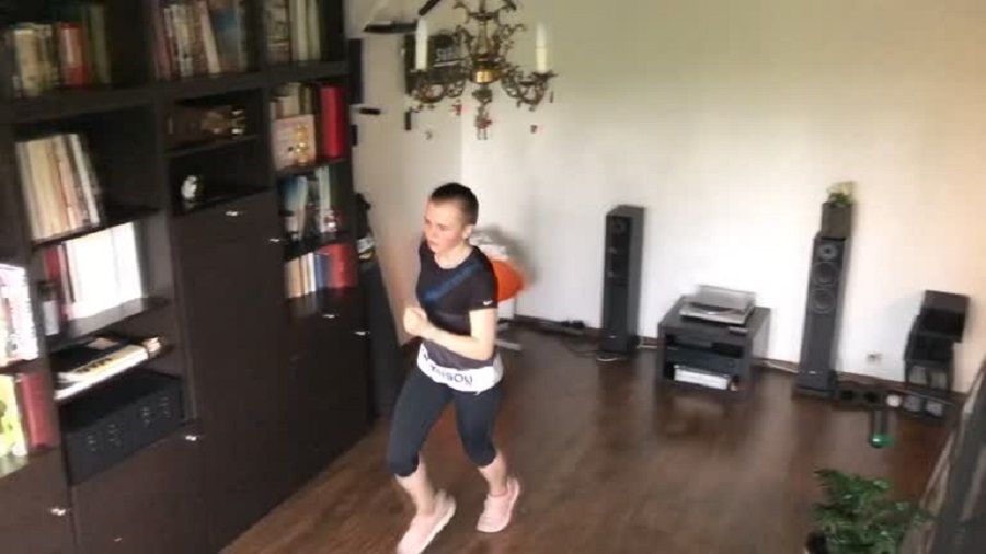 طريقة لياقة جديدة تطبقها امرأة روسية أثناء الحجر المنزلي(فيديو)