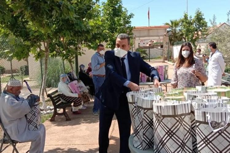 عمالة إفران توزع هدايا بالمركز الاجتماعي بأزرو