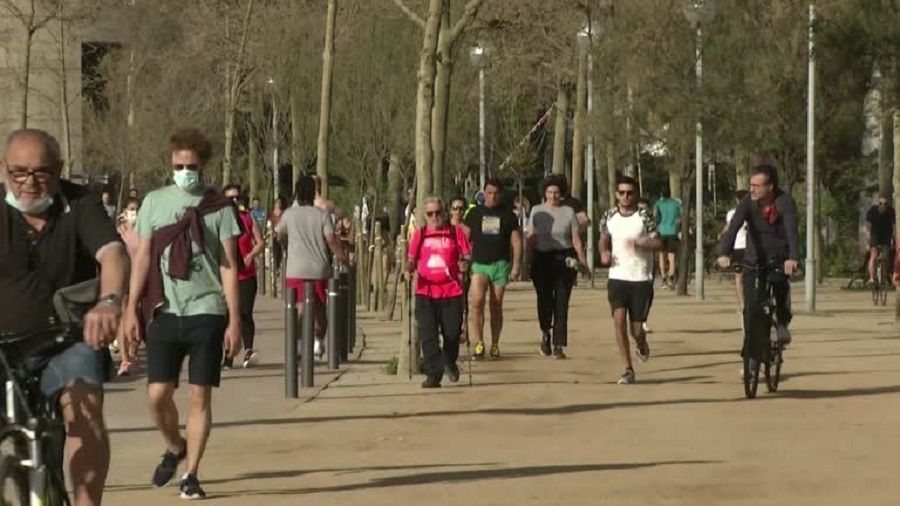 في إسبانيا ممارسة الرياضة في الهواء الطلق لأول مرة منذ سبعة أسابيع (فيديو)
