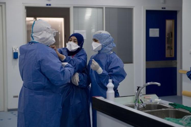 مبادرة تزيح الستار عن معاناة “محارِباتِ الجائحة” في المستشفيات