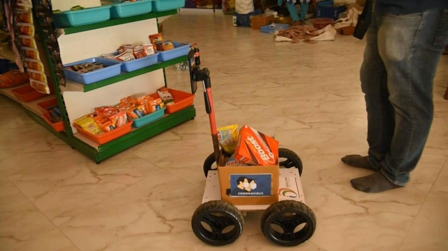 مهندس هندي يطور روبوتا للمساعدة على الإلتزام بالتباعد الإجتماعي (فيديو)