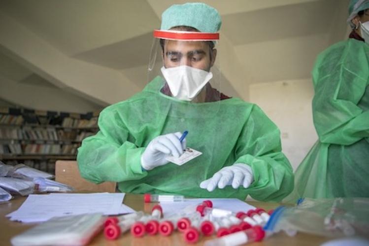 إصابات كورونا تتخطى 8 آلاف .. وبؤرة عائلية كبيرة تفاجئ مراكش