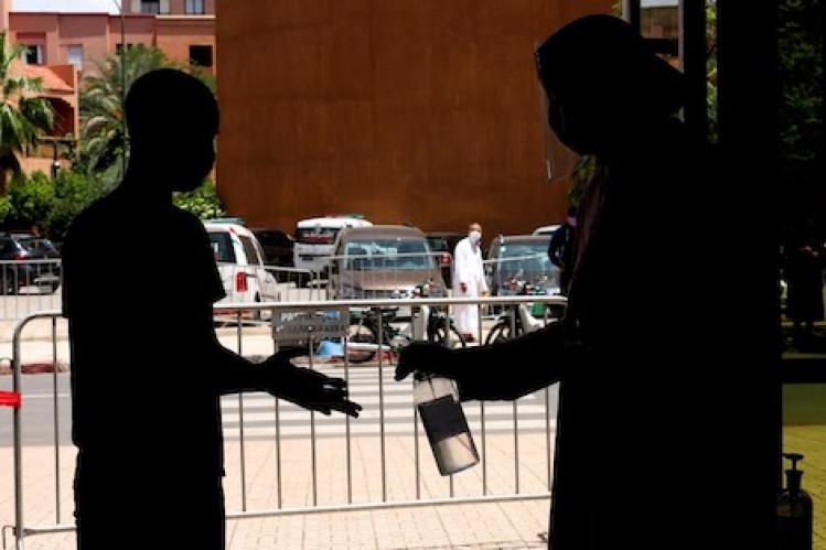 “البؤر المهنية والعائلية” تُواصل التفشي في جهتي مراكش وطنجة