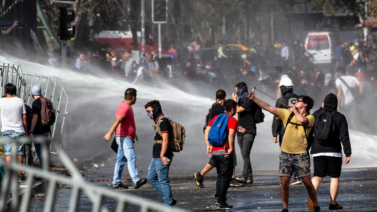 الثاني خلال شهر .. الغضب يشعل مدن أميركية بعد مقتل شاب أسود برصاص الشرطة (فيديو)