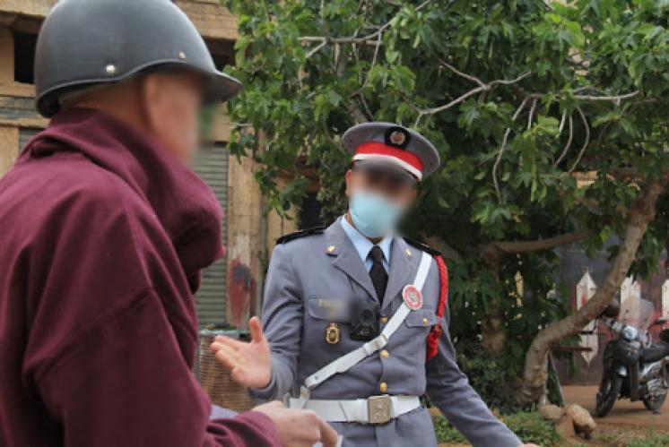 الدرك يستمع إلى حاضرين في حفل خطوبة بالقليعة