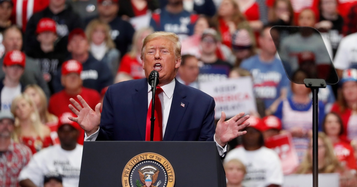 بدون كمامات أو تباعد .. ترامب يصدم العالم في أول تجمع انتخابي لحملته (فيديو)