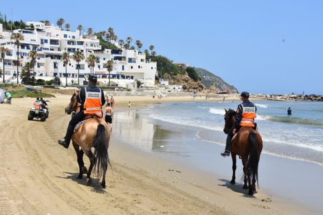 عائلات تهرب من “ضغوط كورونا” إلى الاستجمام بالشواطئ المتوسطية