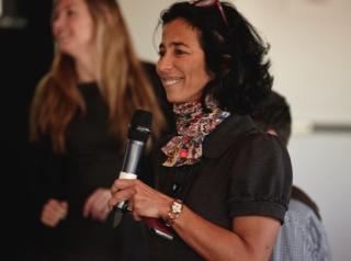 عالمة جزائرية تبحث عن الجواب: لماذا يموت بعض الأشخاص بسبب كوفيد-19؟