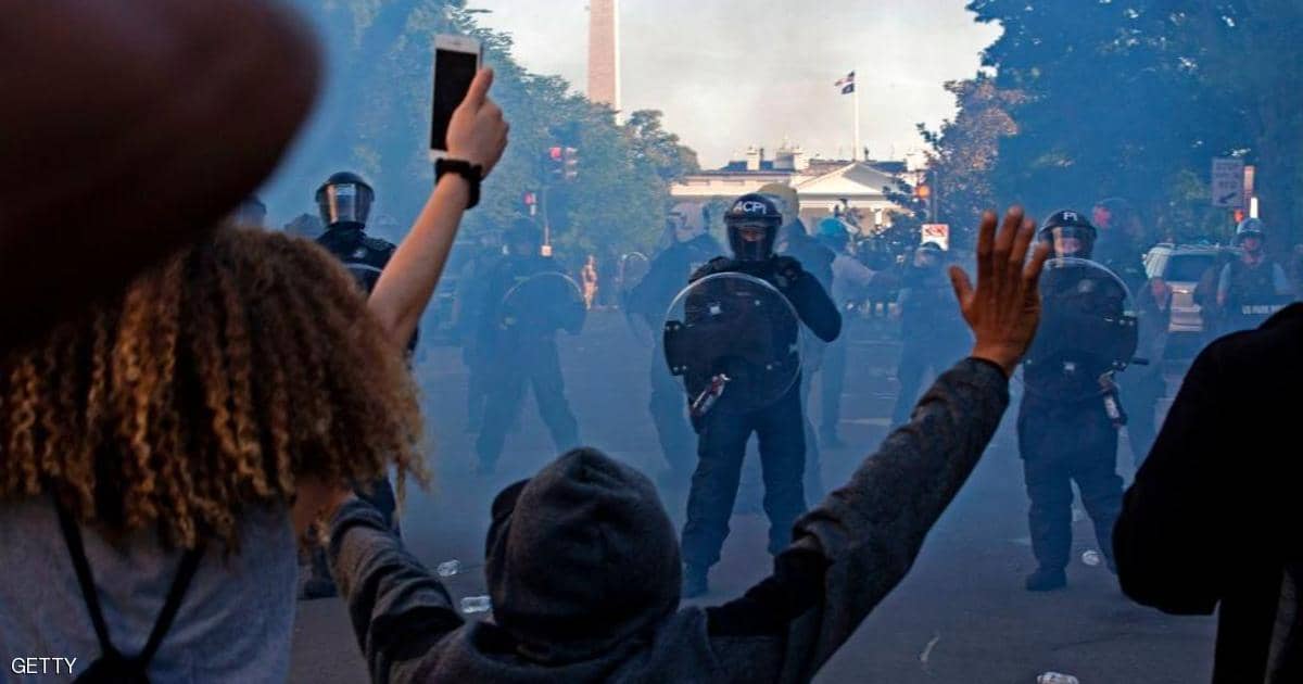 على عتبات البيت الأبيض.. رصاص مطاطي وغاز مسيل للدموع