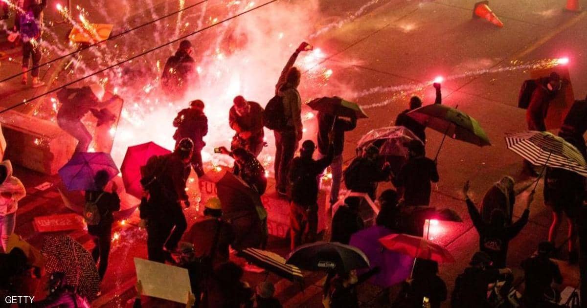 أميركا.. سيارة تقتحم مظاهرة على الخط السريع وتصدم شخصين