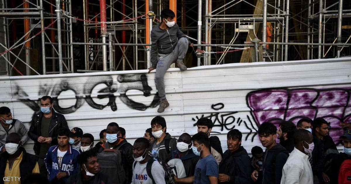 إجلاء أكثر من ألف مهاجر من مخيم قرب باريس