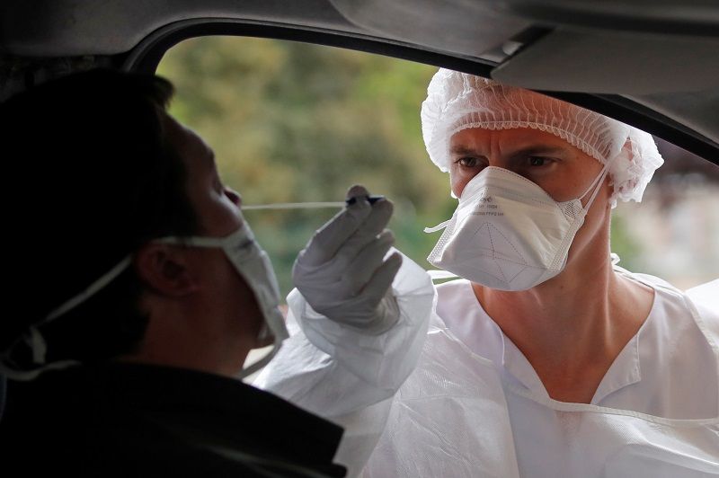 مسحة أنفية لمريض على الطريق /رويترز