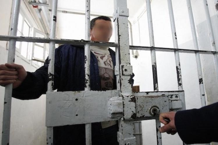 “اختلالات” في السجون .. شبهة التعذيب وقلة الموارد و”منع الخلوة”