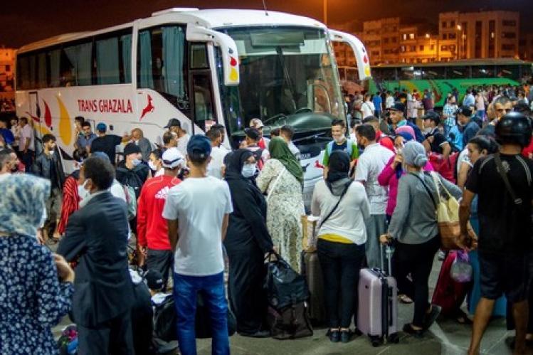 “الازدحام” ينسف إجراءات التباعد الجسدي في حافلات المسافرين