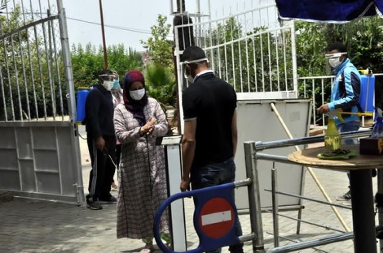 السلطات تبدأ فرض ارتداء الكمامات في فضاءات المقاهي والمطاعم