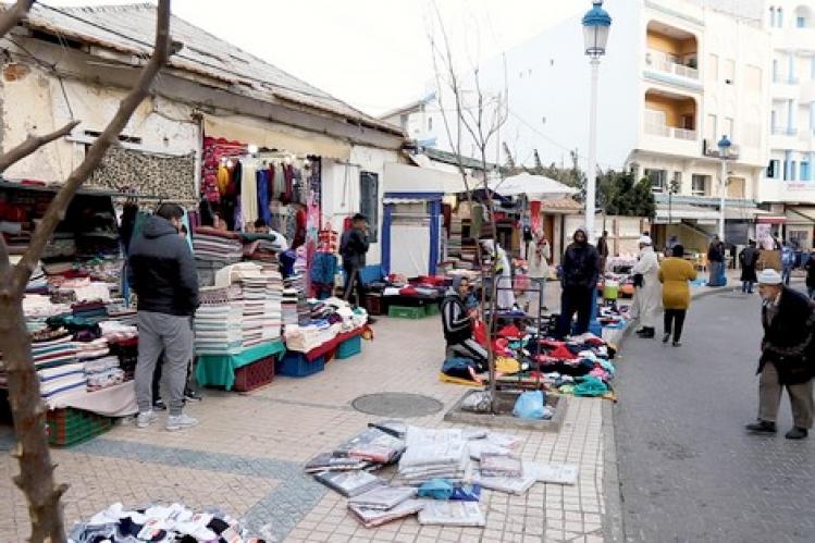 باعة جائلون ينادون بسوق نموذجي في المحمدية