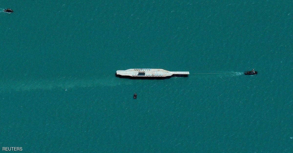 بالصور.. إيران تنقل حاملة الطائرات “المزيفة” إلى مياه الخليج