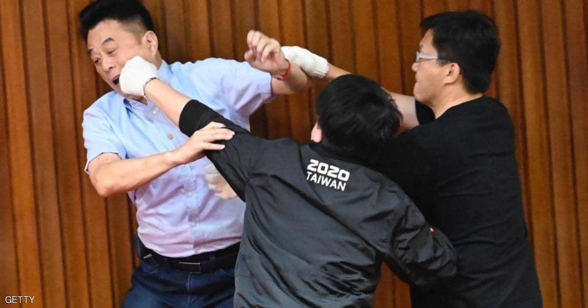 بالصور.. لكمات وركلات داخل البرلمان بسبب “المحسوبية”