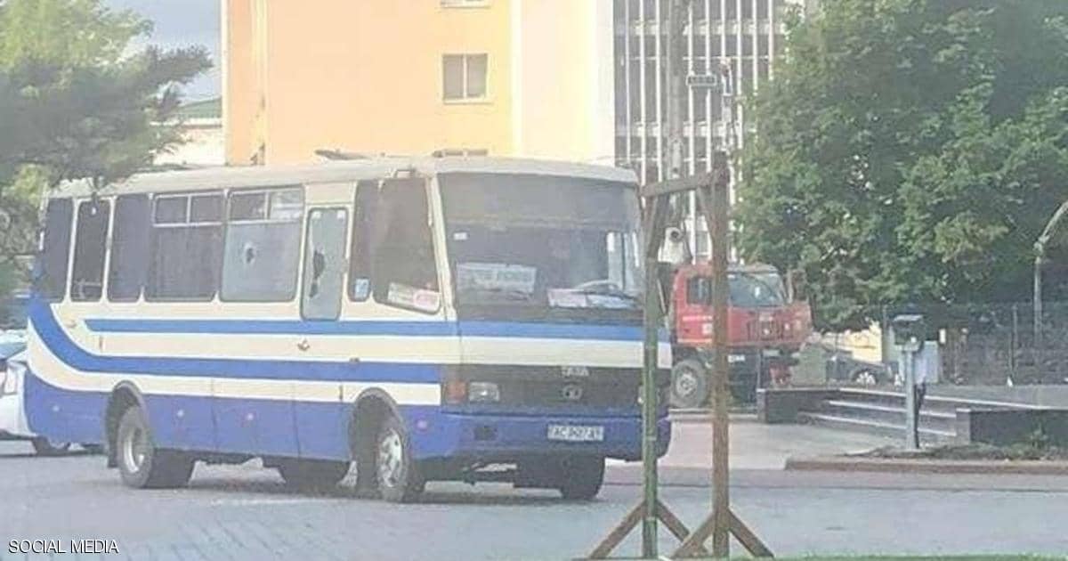 بالفيديو.. رجل يحتجز 20 رهينة في حافلة غربي أوكرانيا