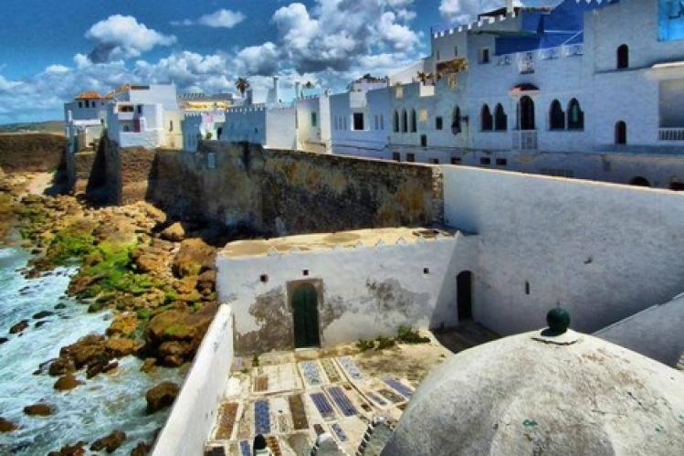 “جِلد أصيلة” يتغير .. ترميم أسوار ومآثر تاريخية بالواجهة البحرية