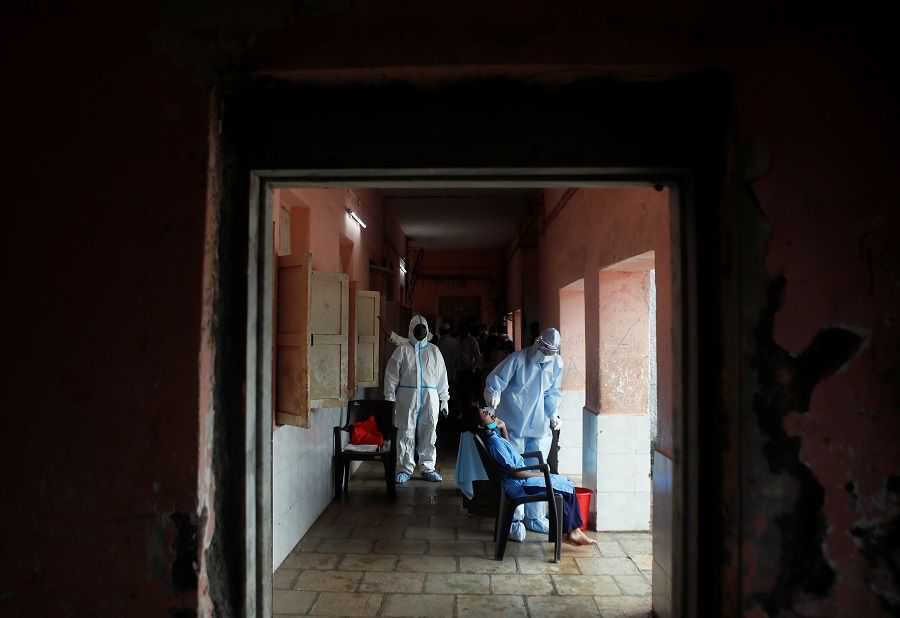 دراسة: نصف سكان الأحياء العشوائية في مومباي أصيبوا بكورونا